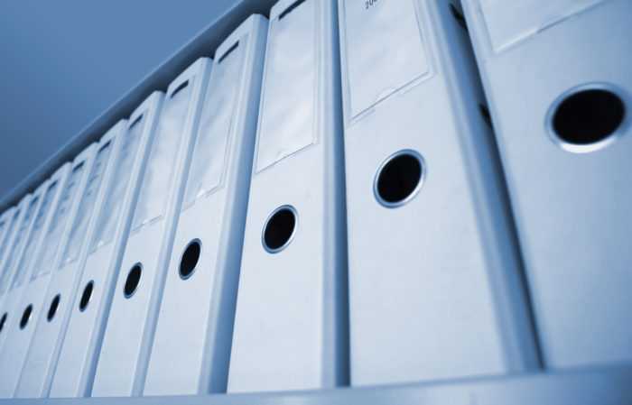 Ordnung im Büro für effizienteres Arbeiten. Einheitliche Ordner im Regal sind eine gute Möglichkeit.